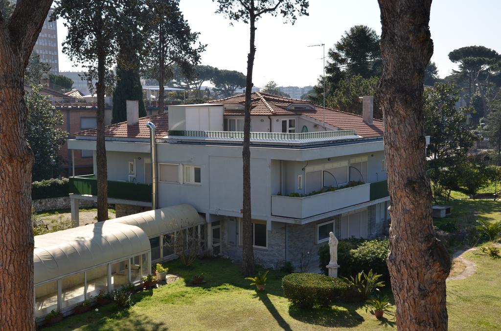 Bed and Breakfast Casa Per Ferie Cardinal G. Guarino Rom Exterior foto