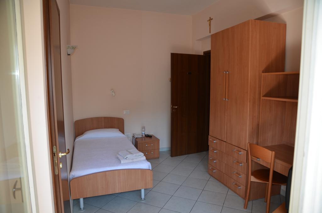 Bed and Breakfast Casa Per Ferie Cardinal G. Guarino Rom Zimmer foto