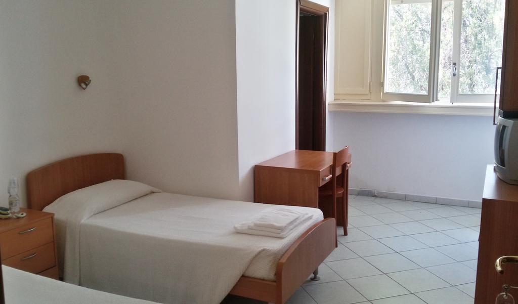 Bed and Breakfast Casa Per Ferie Cardinal G. Guarino Rom Zimmer foto