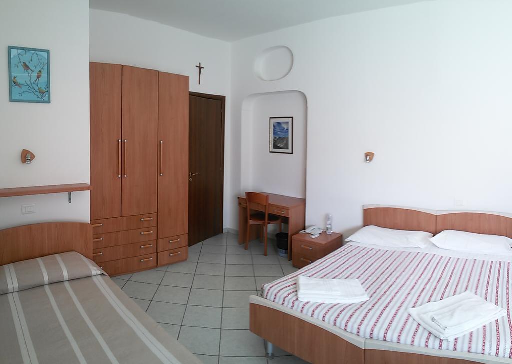 Bed and Breakfast Casa Per Ferie Cardinal G. Guarino Rom Exterior foto